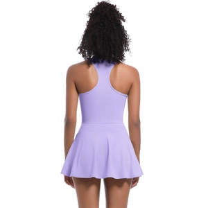 Détail de la robe de sport violette avec dos nageur, ourlet plissé et tissu respirant