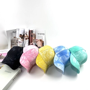 Cappellini da baseball tie-dye in nero, rosa, giallo, blu e verde su sfondo bianco pulito