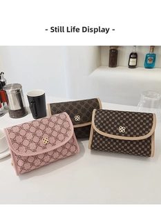 Détail de sacs à motif floral et géométrique avec boucle trèfle sur table blanche