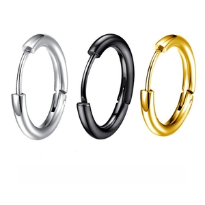Detalle de los pendientes de aro redondos de 2,5 mm en acabados plata, negro y oro