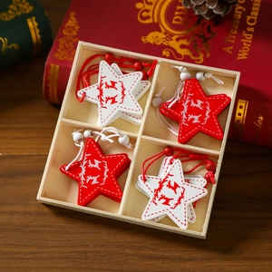 Holzkiste mit roten und weißen Stern-Weihnachtsschmuck mit Rentier-Motiven