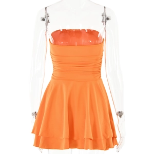 Détail d'une mini-robe orange bustier avec des volants étagés et un tissu doux et soyeux