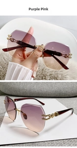 Detalle de patillas doradas con grecas en gafas de sol sin montura con lentes degradadas