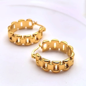 Orecchini a cerchio retrò in acciaio al titanio placcati oro 18k con design a catena