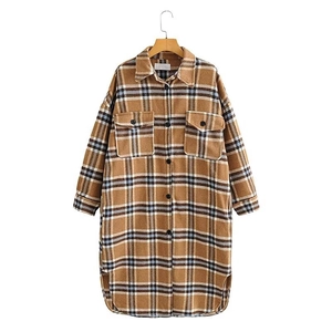 Manteau long à carreaux pour femmes, motif marron avec poches poitrine sur cintre en bois
