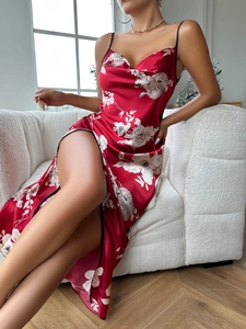 Détail de la nuisette en satin rouge à fleurs avec fines bretelles et fente latérale