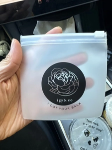 Detailansicht eines gefrosteten EVA-Schmuckbeutels mit einem gedruckten Rosenlogo.