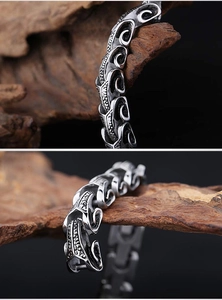 Vue macro détaillée du bracelet chaîne à écailles de dragon en argent vieilli ajouré