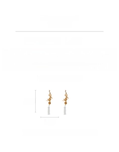 Vue détaillée des boucles d'oreilles à pompons en cuivre avec tiges en argent