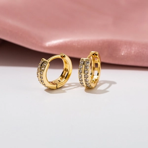Elegantes pendientes de aro bañados en oro de 18K con doble fila de circonitas brillantes