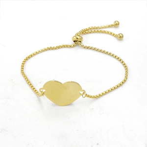 Détail d'un bracelet cœur doré avec chaîne vénitienne ajustable et finition miroir