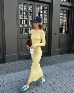 Ensemble en tricot jaune avec haut à manches longues et jupe longue en style urbain