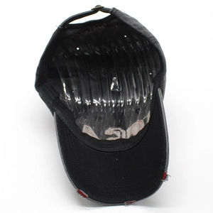 Dettaglio del cappello da baseball in denim lavato con ricamo USA e bordi usurati