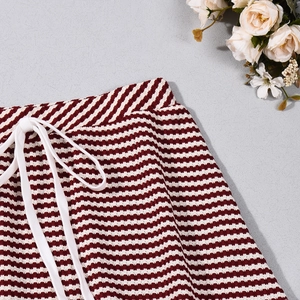 Dettaglio della vita alta elastica con coulisse bianca sulla gonna a maglia a righe rosse