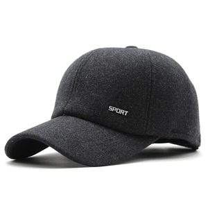 Detailierte Textur der dunkelgrauen Winter-Basecap mit silbernem SPORT-Metalllogo