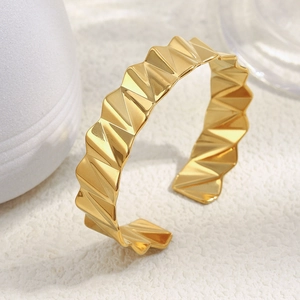 Bracelet jonc minimaliste plaqué or 18 carats avec design géométrique ondulé unique