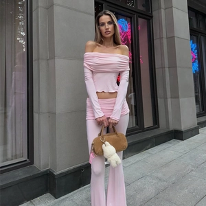 Detail von rosa schulterfreiem Langarm-Crop-Top und ausgestellter Hose im Zweiteiler