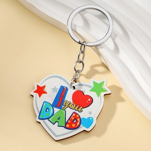 Detail eines herzförmigen Schlüsselanhängers mit I love you DAD Text und Metallring