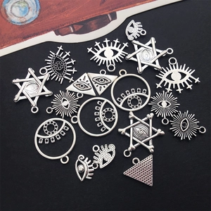 Pendentifs œil d'Horus et géométriques en alliage argenté pour bijoux DIY sur fond noir