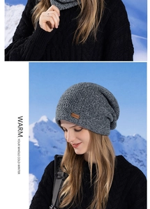 Gros plan sur l'ensemble bonnet et cache-col en tricot gris avec doublure polaire
