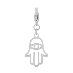 Vue détaillée du pendentif main de fatma argenté avec cœur évidé et fermoir mousqueton