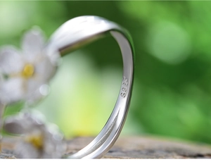Macro shot showing S925 sterling silver hallmark on the floral design ring band