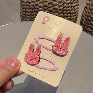 Détail de barrettes à cheveux lapin à paillettes roses avec tissu pour enfants