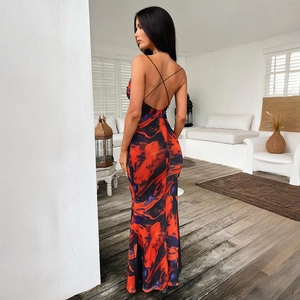 Détail d'une robe à imprimé rouge et noir avec un dos nu à bretelles croisées et fini satiné