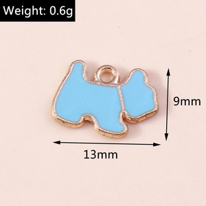 Détail du pendentif chien émail bleu clair avec bord doré, dimensions 13mm x 9mm