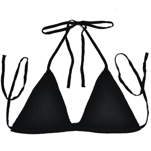 Dettaglio di un top bikini in maglia nera con lacci al collo su uno sfondo bianco
