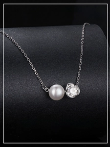 Vue détaillée du collier rose moissanite avec perle blanche et chaîne en argent massif S925