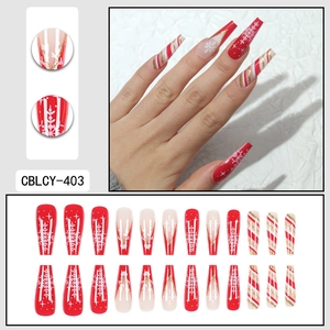 Faux ongles de Noël en forme de cercueil avec motifs de flocons de neige et cœurs