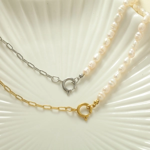 Dettaglio di collane in titanio placcato oro 18k e argento con perle d'acqua dolce naturali