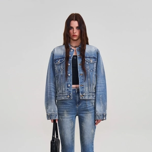 Dettaglio della giacca in denim lavaggio azzurro con bottoni argento e collo a vivo
