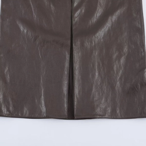 Jupe plissée en similicuir marron foncé avec fente centrale et texture délicate
