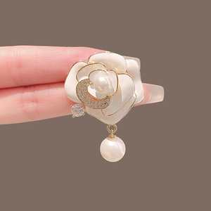 Élégante broche fleur de camélia blanc avec perles et accents de cristal en croissant