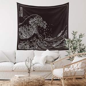 Dettaglio dell'arazzo murale con la Grande Onda di Kanagawa in bianco e nero sopra un divano