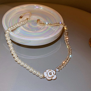 Vue détaillée du pendentif camélia avec perles et strass sur chaîne épissée chic