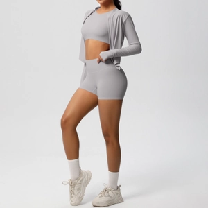 Set sportivo grigio da 3 pezzi con canotta incrociata, giacca con zip e shorts da yoga