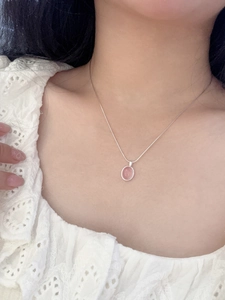 Nahaufnahme der S925 Silberhalskette mit einem natürlichen rosa Chalcedon-Anhänger