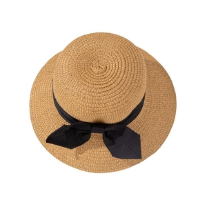 Eleganter flacher Strohhut mit schwarzer Bandschleife für Sommer- und Strandtage