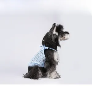 Détail du gilet en dentelle bleu clair pour chien avec ourlet volanté et noeud
