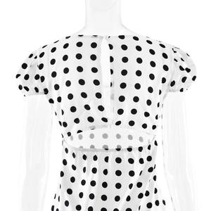 Détails du dos d'une robe à pois avec manches bouffantes et découpe dans le dos