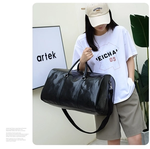 Modelo masculino con una maleta de viaje de cuero PU negro brillante y correa de hombro