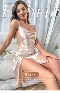 Détail de robe nuisette en satin champagne avec col bénitier et fente latérale chic