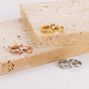 Edelstahl-Creolen mit Rautenmuster in Gold, Silber und Roségold für Damen-Ohrschmuck