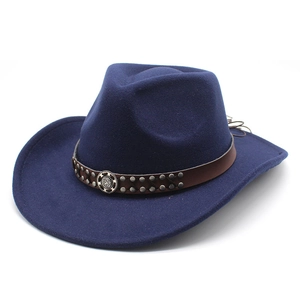 Detailansicht eines dunkelblauen Filz-Cowboyhutes mit Lederband und Vintage-Nieten