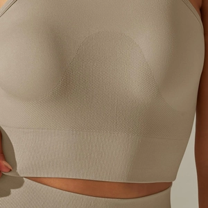 Détail macro du soutien-gorge de sport sans couture avec mesh respirant et bande large
