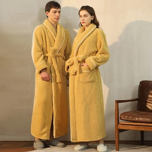 Coppia che indossa accappatoi in peluche color zenzero per l'inverno in un ambiente accogliente