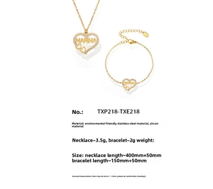 Macrodetail van vergulde MAMMA hartketting en armband met fonkelende zirkonia-stenen